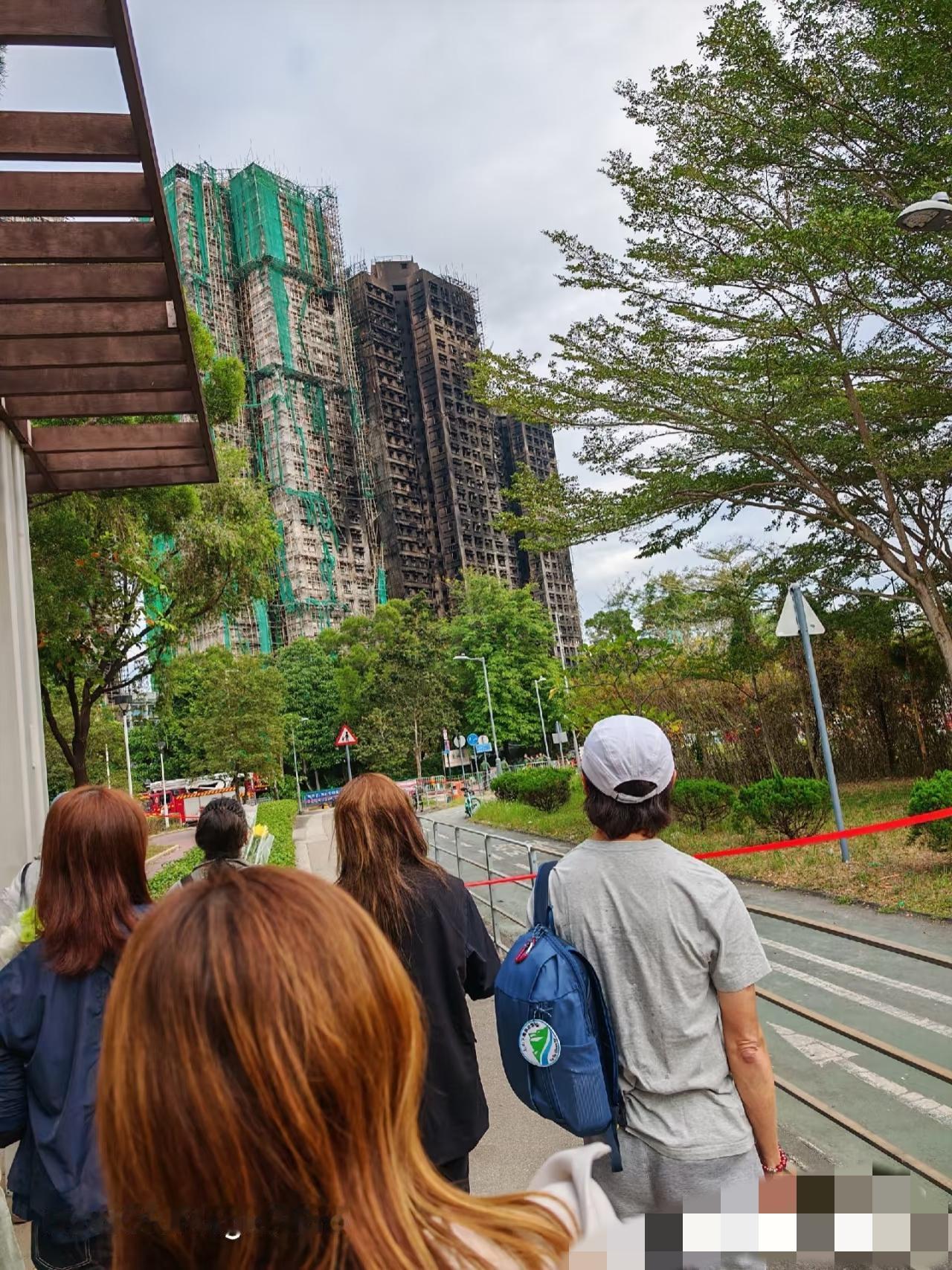 本该万家灯火的大楼，现在像块巨型墓碑一样矗立在黑暗中，住在附近的人都会有阴影吧。