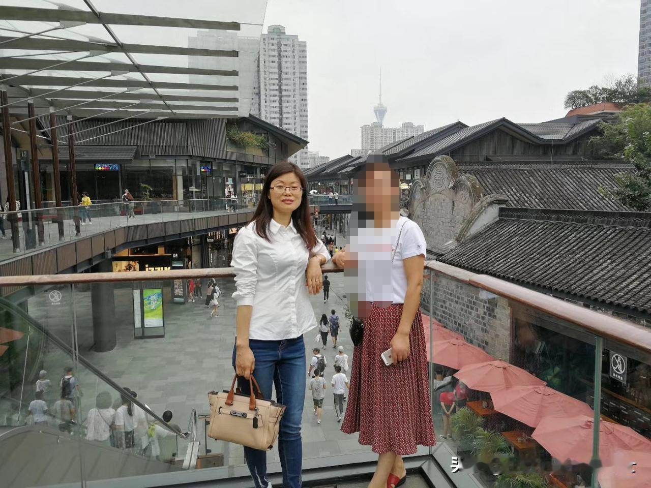 我特别喜欢穿牛仔裤，配白衬衫。

记得我人生的第一条品牌牛仔裤，还是2005年在