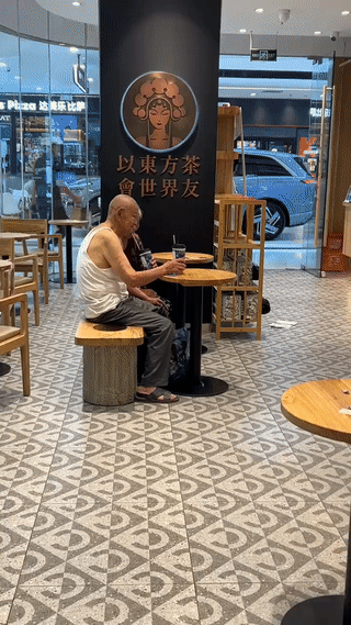 老爷爷带着老奶奶在奶茶店里喝奶茶。
这样的画面真是看起来太温馨了！
老两口年轻的