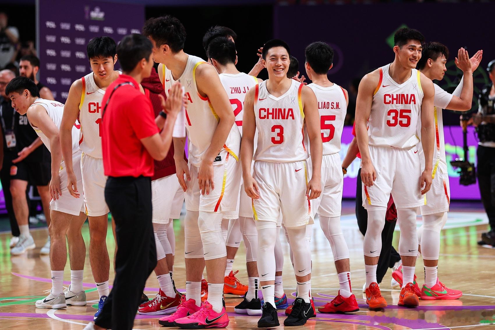 首节结束 中国男篮￼25-17领先澳大利亚！胡明轩9分 胡金秋8分 兄弟们顶住！