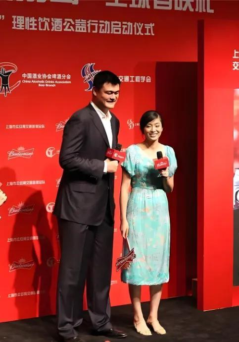 2007年叶莉嫁给姚明后，有人问叶莉：“嫁给身高2米26，体重400多斤的姚明是