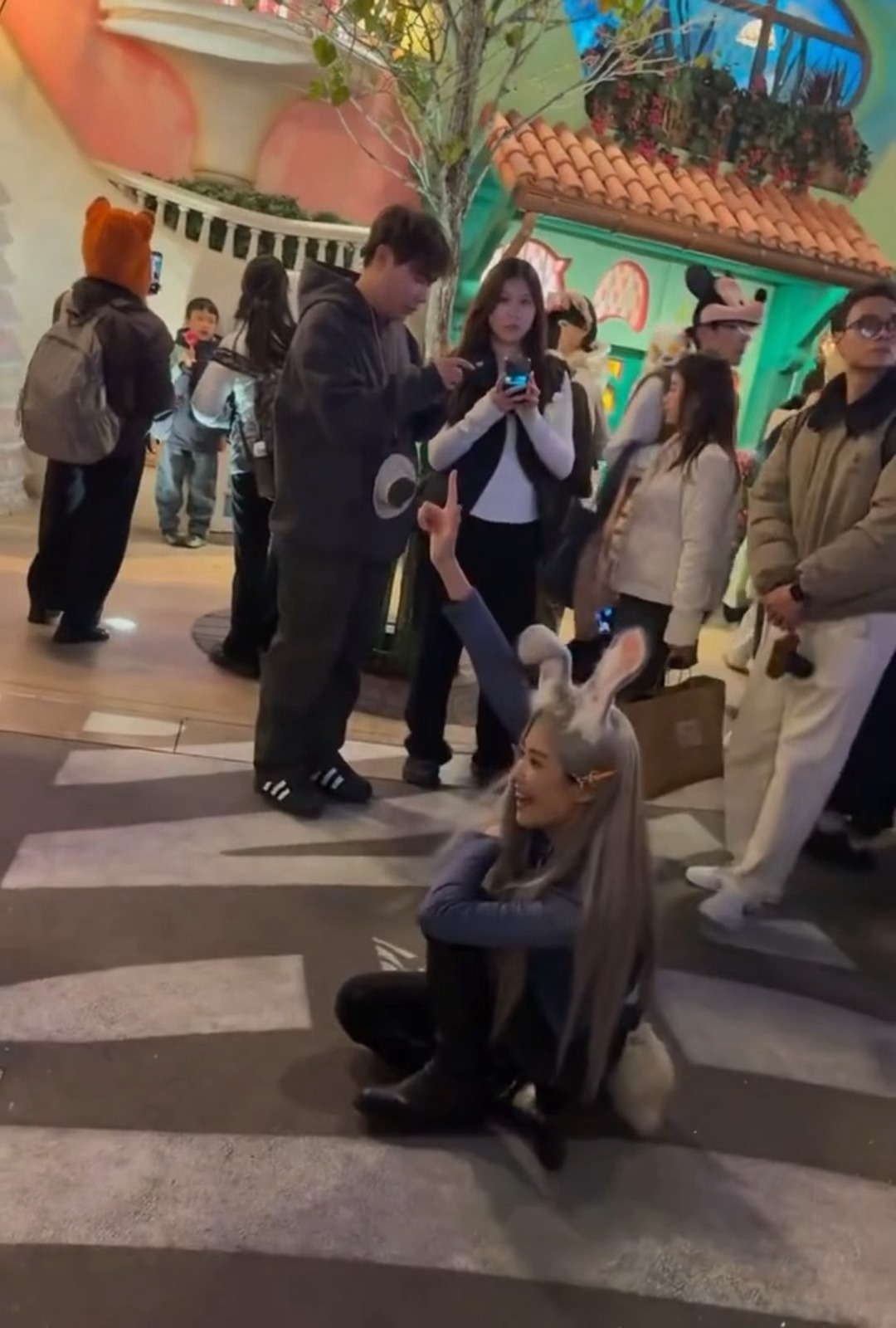 我们兔子警官噜晓晓🐰卢昱晓兔子警官造型 网友上海迪士尼偶遇卢昱晓
