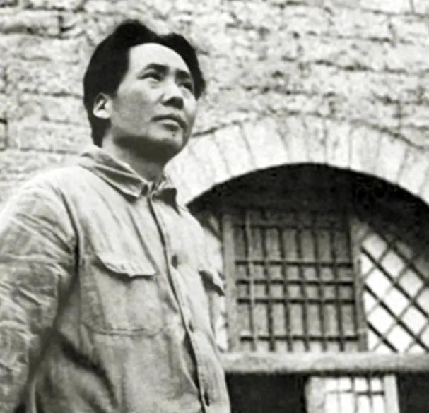 1944年毛主席与博古相视微笑合影，那个瞬间毛主席的宽广胸襟展现得淋漓尽致
19
