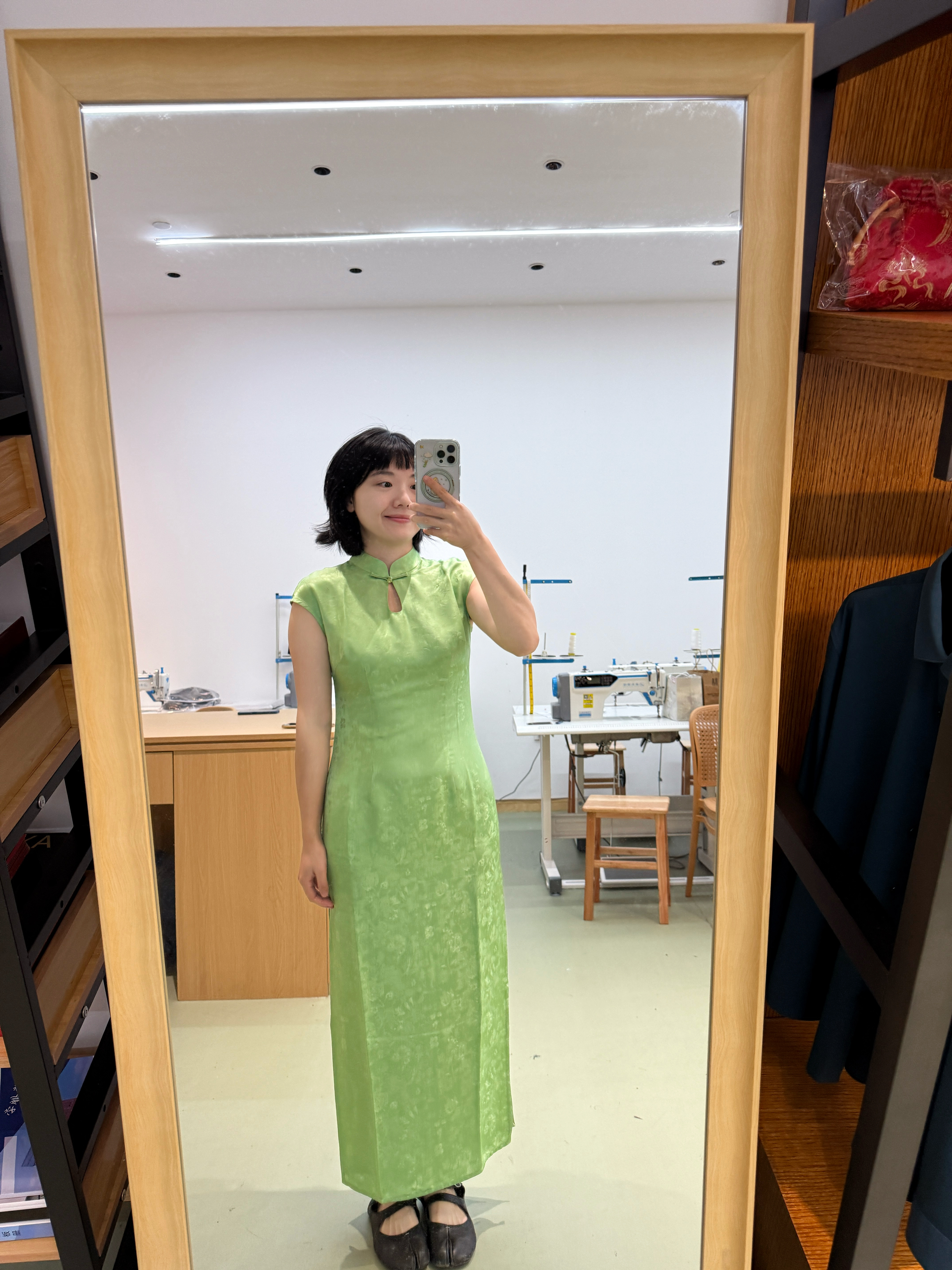 店里卖的，浙江工厂定做的旗袍，妈呀这个绿色好清新，我试穿下刚好能穿 重庆·企业天