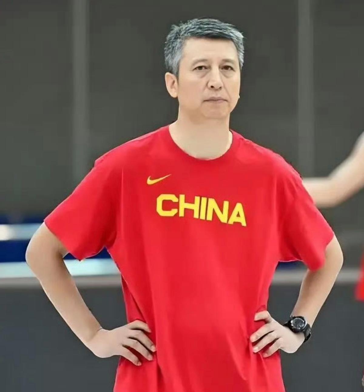 上午9点官宣！中国男篮公布最新的16人大名单，赵睿，赵继伟领衔，曾凡博落选。
