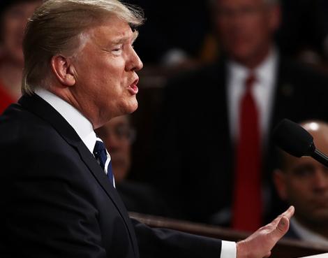 同一天的新闻，画风堪称“左右互搏”。

美方开发布会喜气洋洋：30多天打了伊朗1