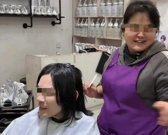 向佐女装火了一段时间，也带给他不少的流量。
这不，直播带货首日就销出5000万元