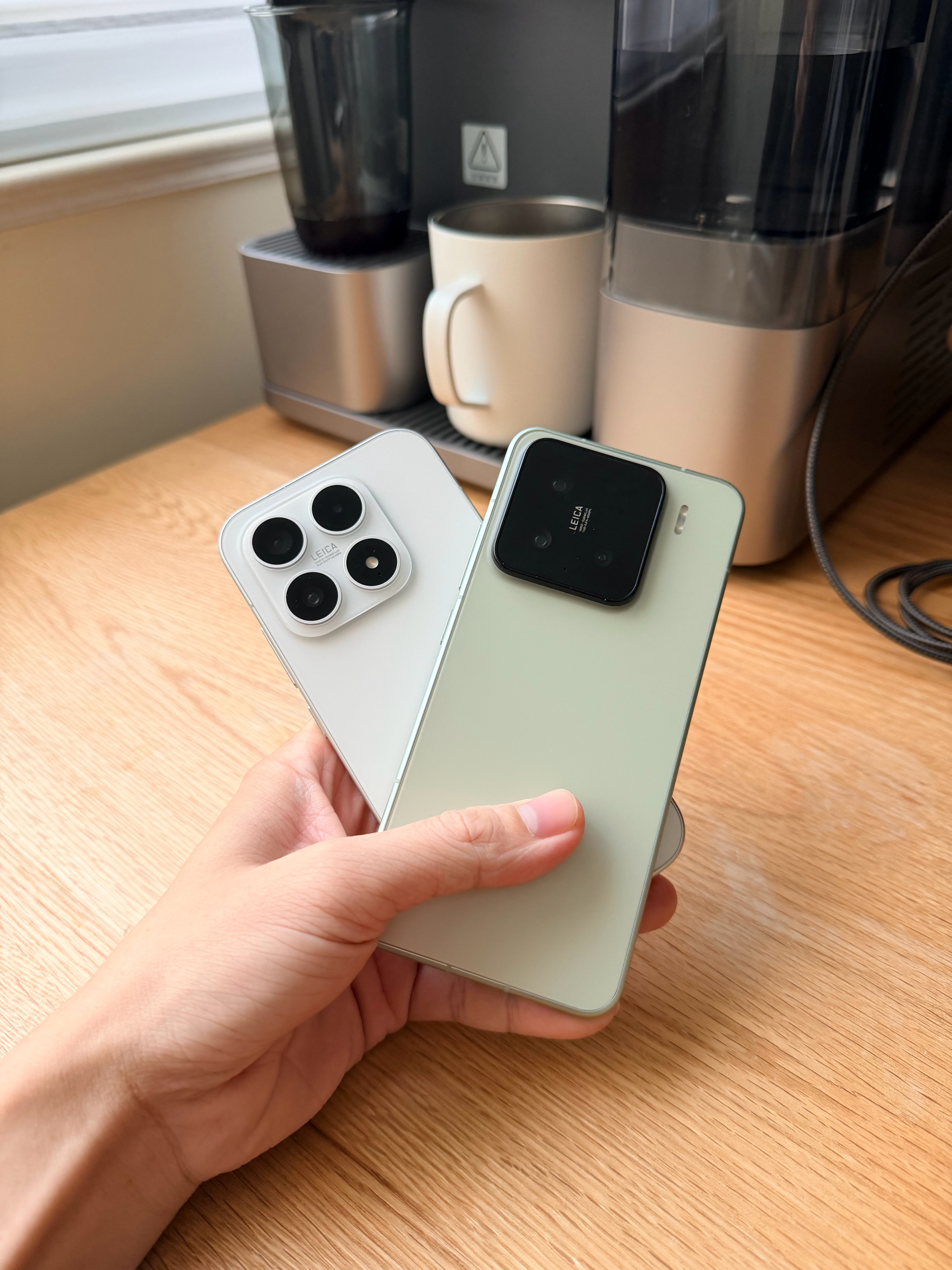 用惯小屏手机后再用大屏确实很不习惯，无论是刷短视频还是看小说，还真就是小屏用起来