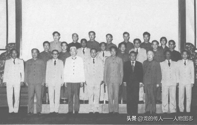 1978年6月7日伍修权(前排右三)、萧劲光(前排左四)陪同华国锋(前排右五)会