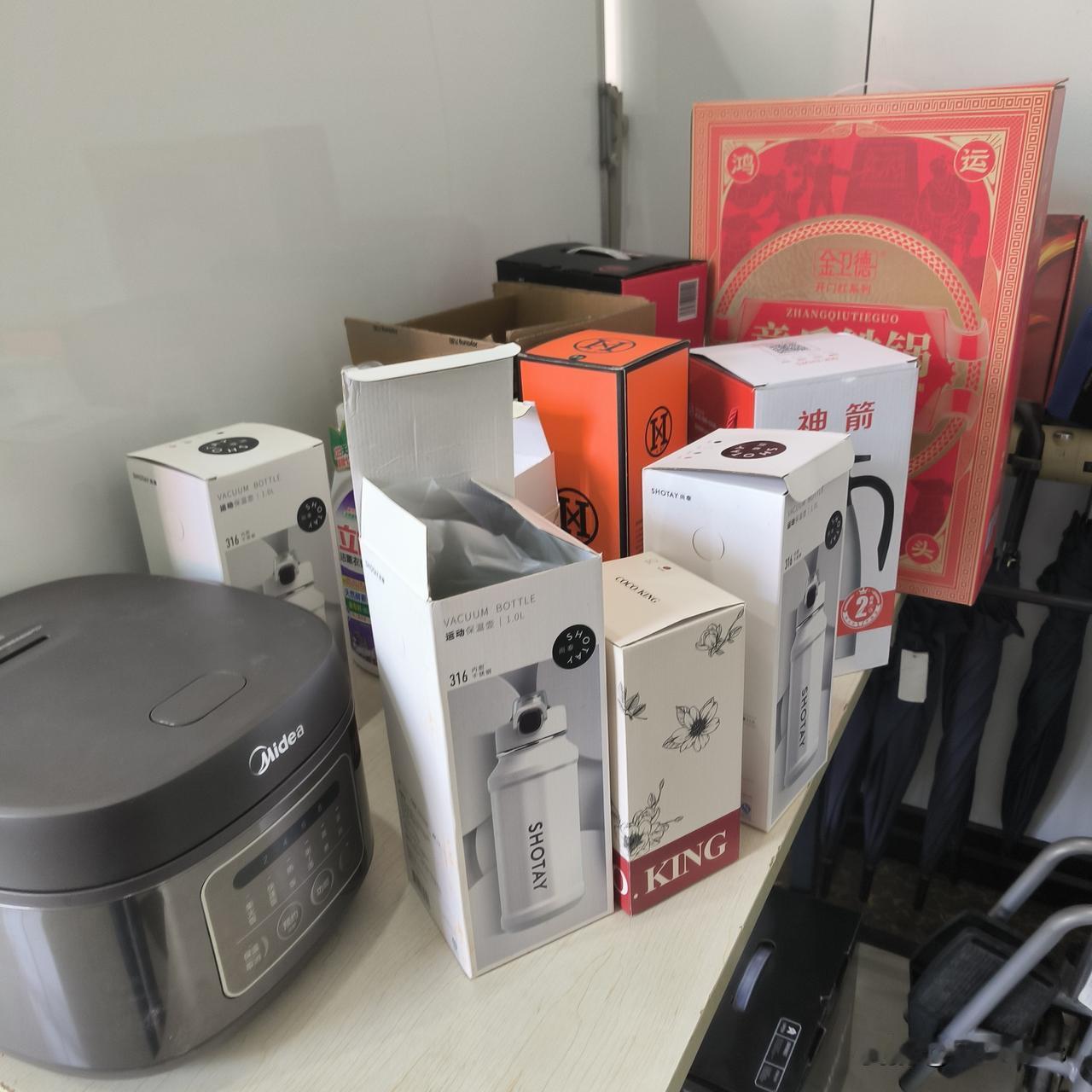 去银行存钱了

昨天下午我接到地方某银行打来的女声电话，她告诉我：“周老师，您的
