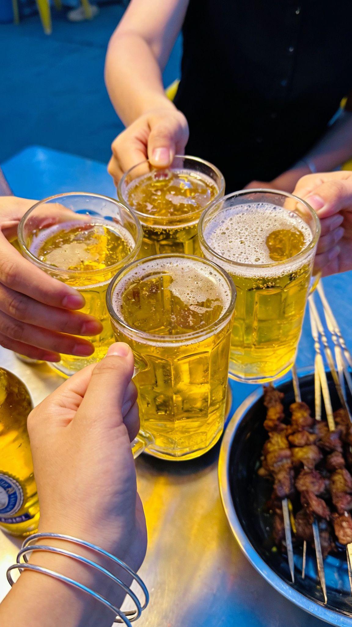 啤酒配烧烤 干杯 喝酒撸串