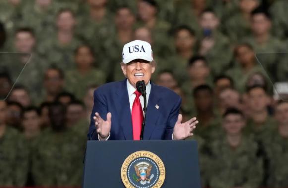 10月28日，访日的美国总统特朗普与日本首相高市早苗一同前往美海军横须贺基地，登