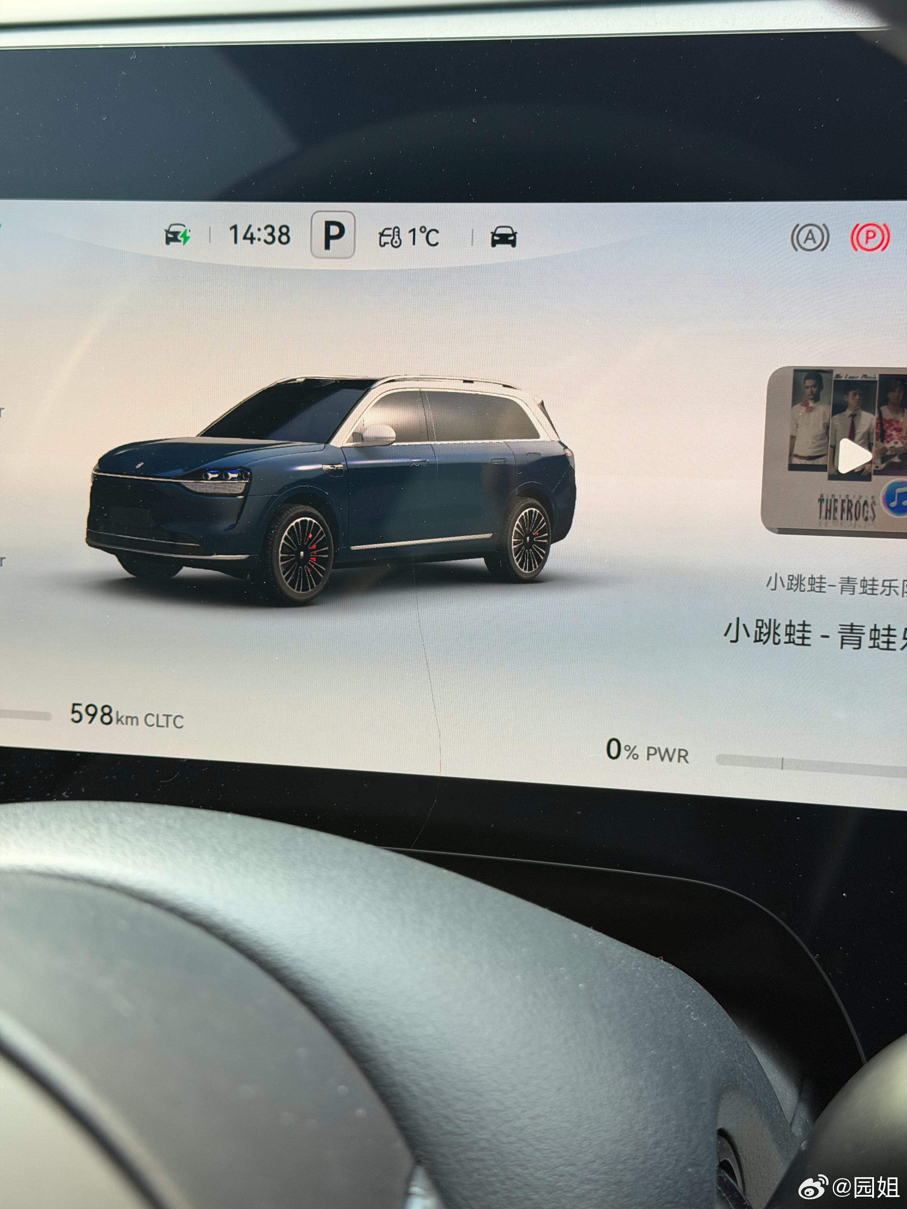 今天开车看了一眼屏幕，完了屏幕裂开了，吓我一跳，还在想怎么可能坏了呢，仔细一看是