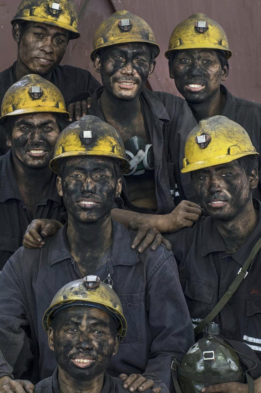 选择大于努力，职业决定命运。读书改变命运，绝对不是空谈。

我的两个小学同学，刚