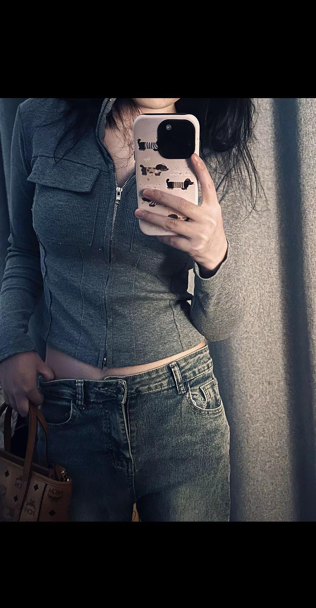 热巴吃辣条能变辣妹？
别逗了，她本来就是行走的辣椒精。
张凌赫在综艺里演得像真侦