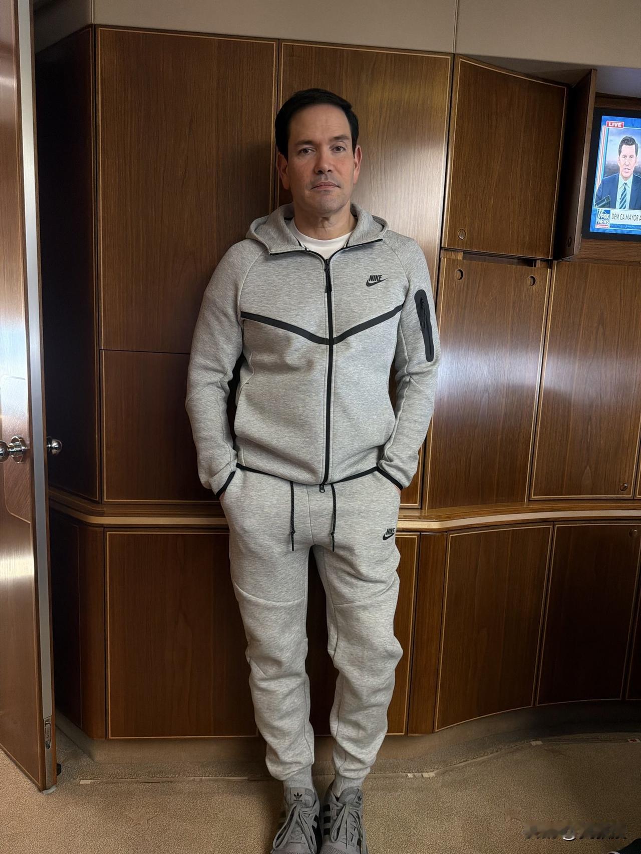 卢比奥在空军一号上
穿起了耐克主题科技款服饰！