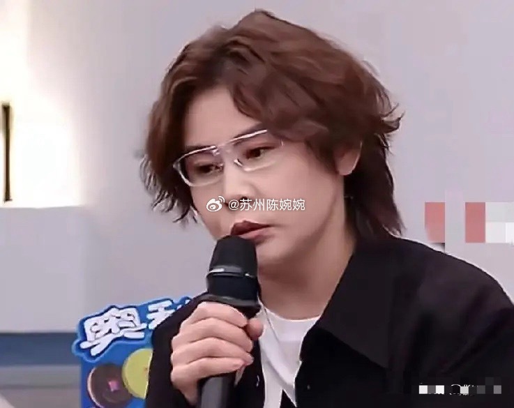 王濛在浪姐直播里，听见倪萍说“商量一下”，她站起来说：“商量？ 我滑500米差0