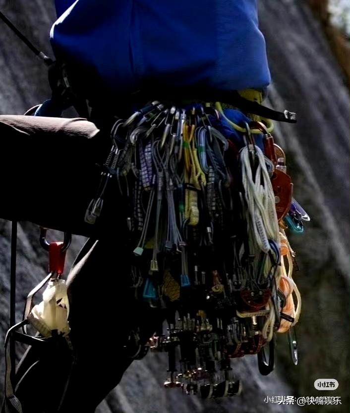 大哥大姐们信这条穷谣的信王一博穿399运动鞋的人知道他攀岩时腰上挂的这一大堆岩塞