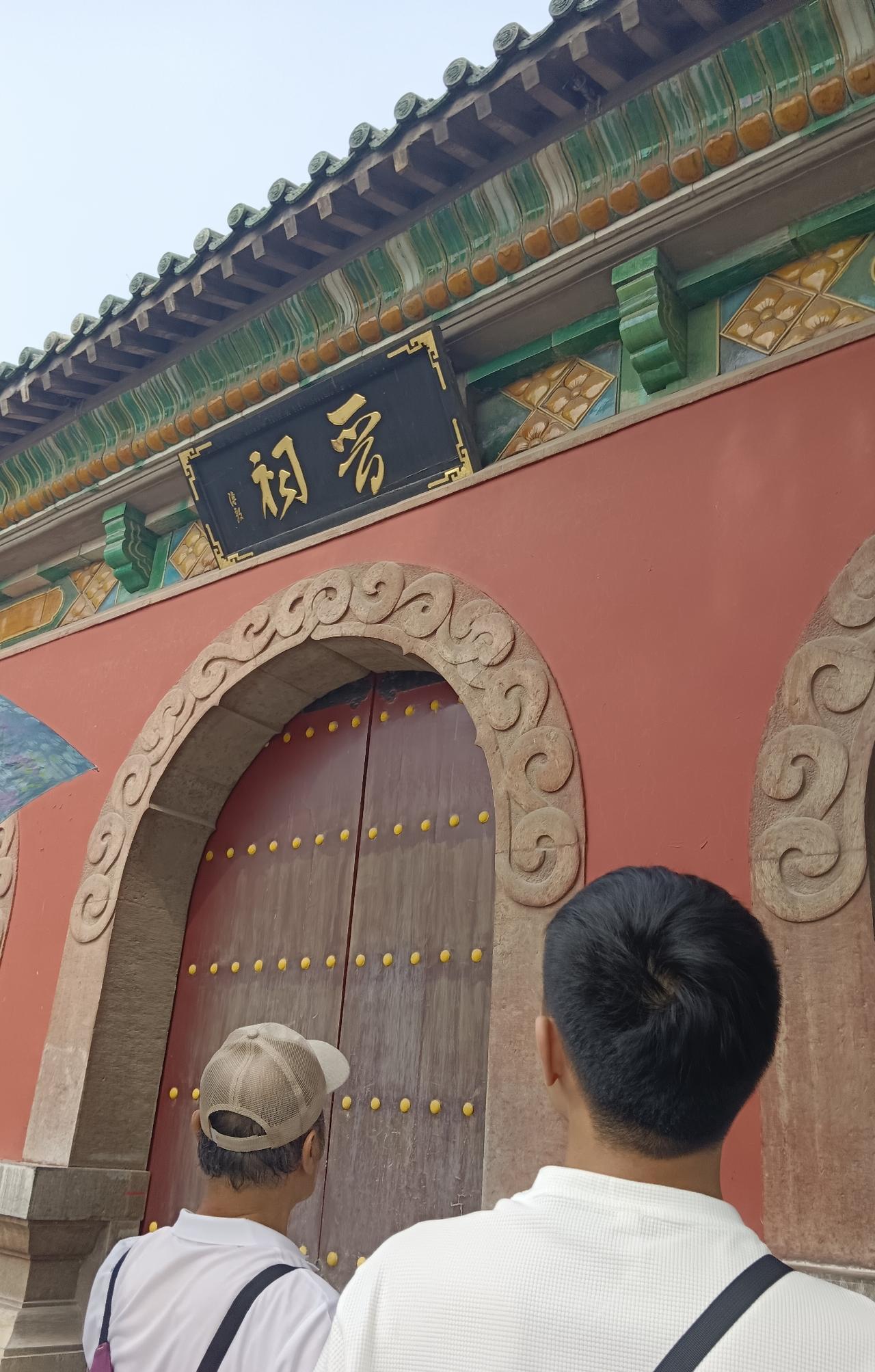 山西晋祠 除了有“三绝”还有“三宝”。就是沿着中轴线从东往西，有献店、鱼沼飞梁、