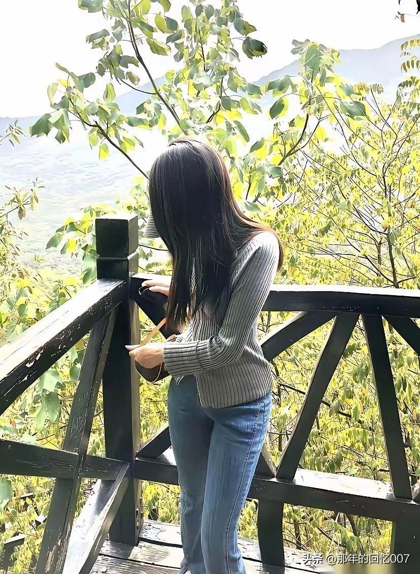 在湖畔静享时光，简直太惬意了。绿柳轻拂，野鸭在水中悠然自得，一幅岁月静好的画面。