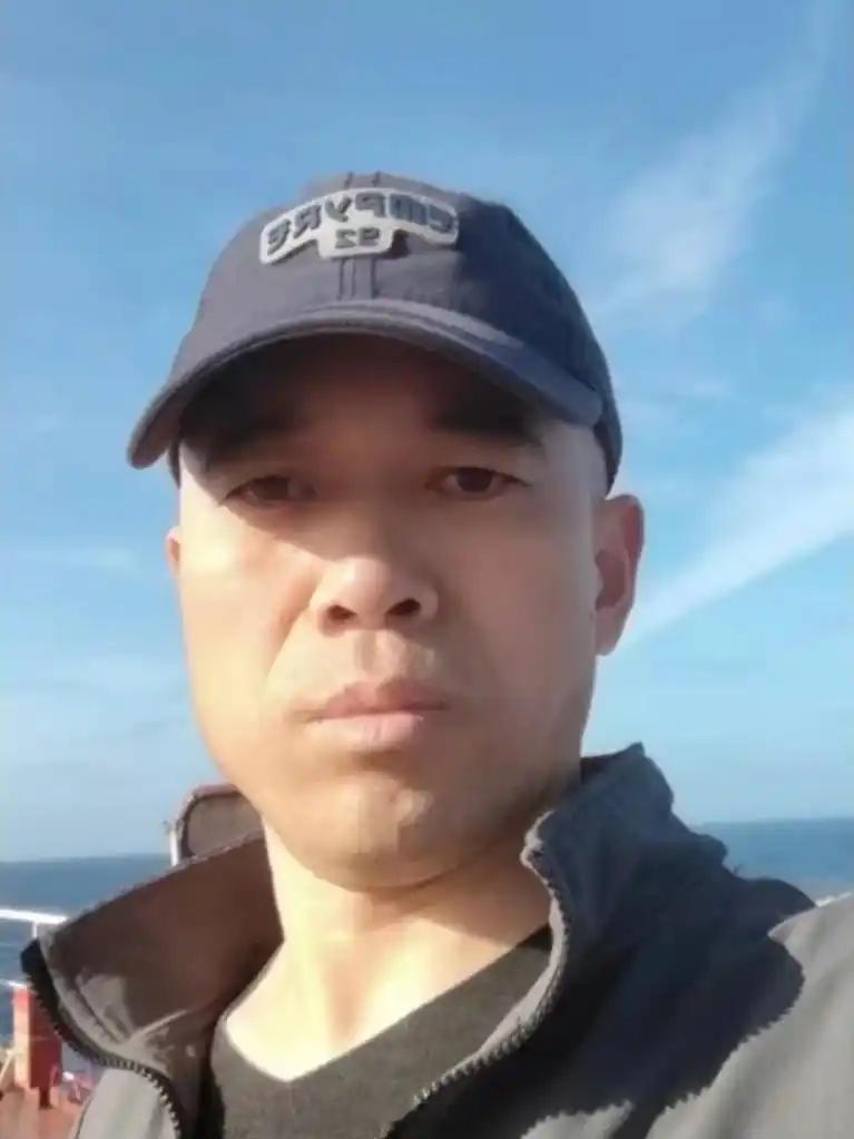 49岁大厨货船上失踪已超48小时6月7日，家住青岛的王女士在社交平台发帖，反映父