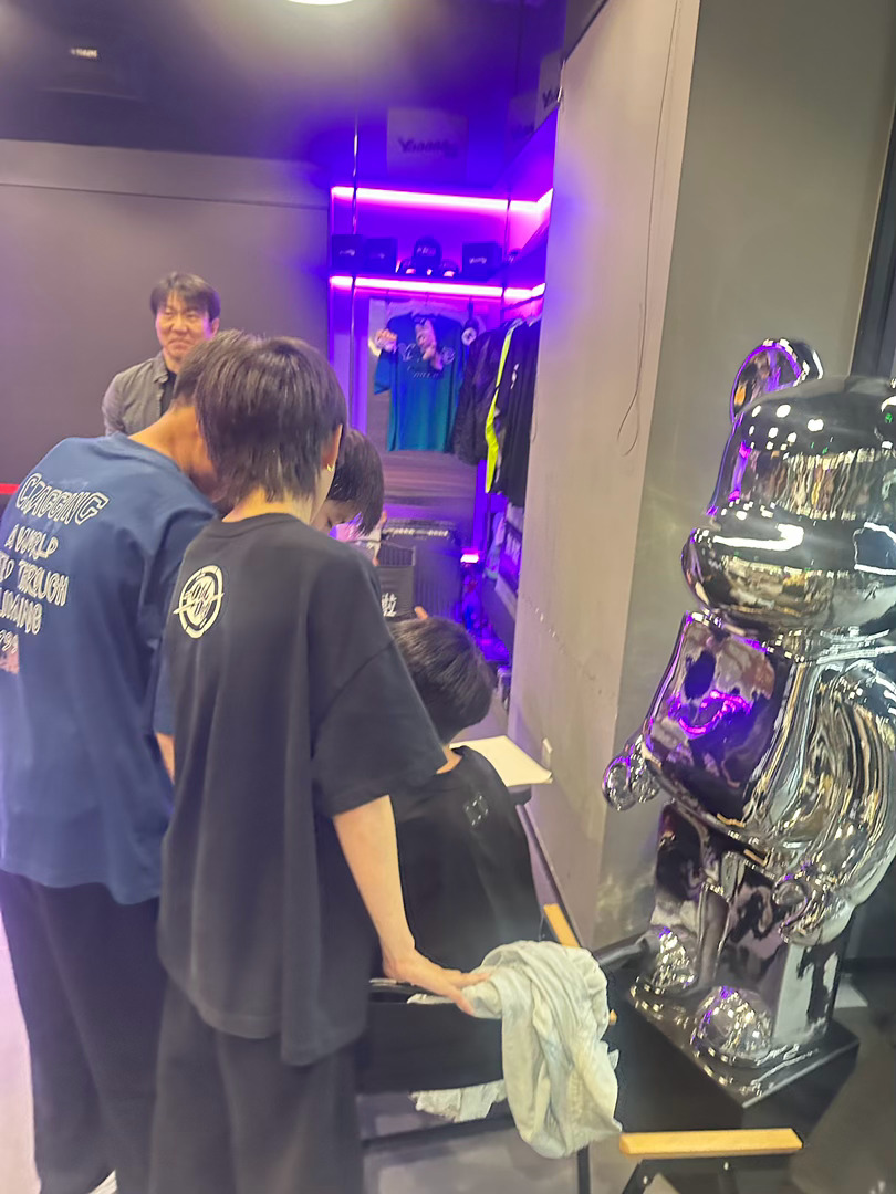快中考的瓜哥出来放风突然出现在教室外，这可给好兄弟们开心坏了，久违的四人帮终于聚