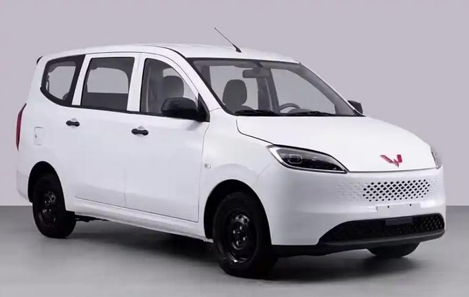 11月10日，全新五菱宏光燃油版上市，推出实用型和舒适型两款车型，指导价格分别为