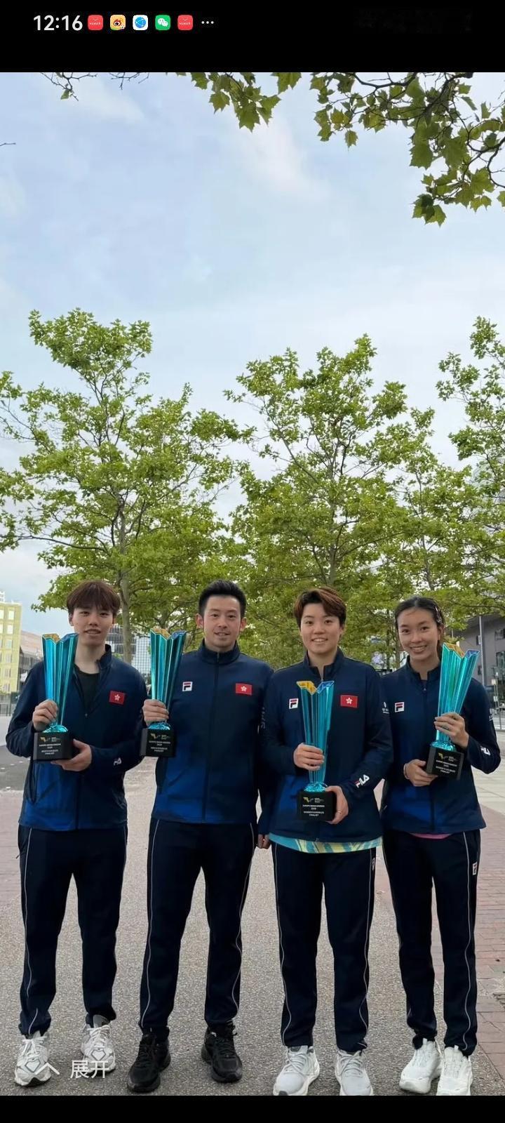 瑞典大满贯香港队双打三个项目进决赛，混双，女双，男双获得三个亚军他们捧杯开心合影