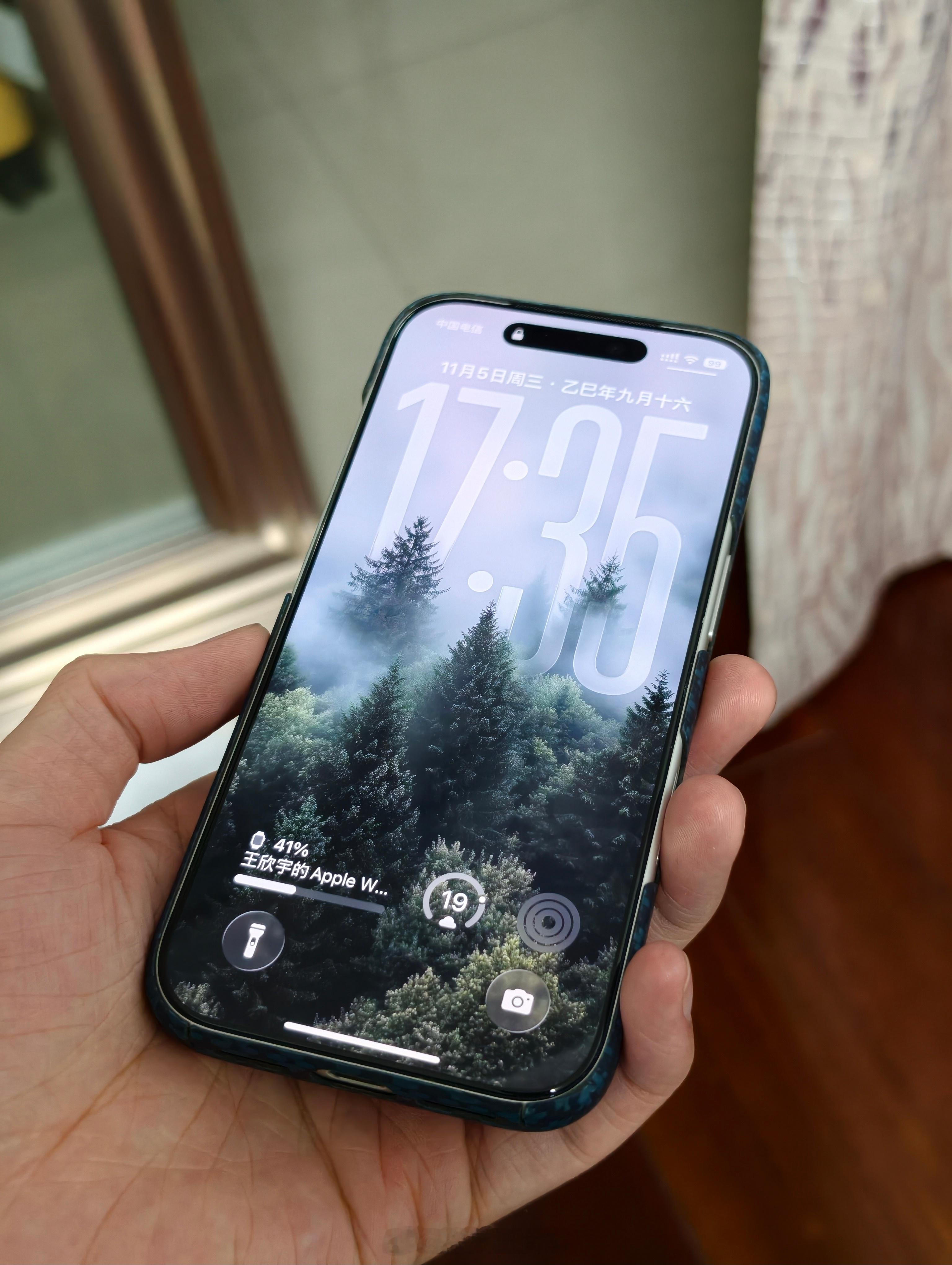 iPhone面容解锁不需要摄像头面容解锁有一个天然的缺点就是：手机放在桌上的时候