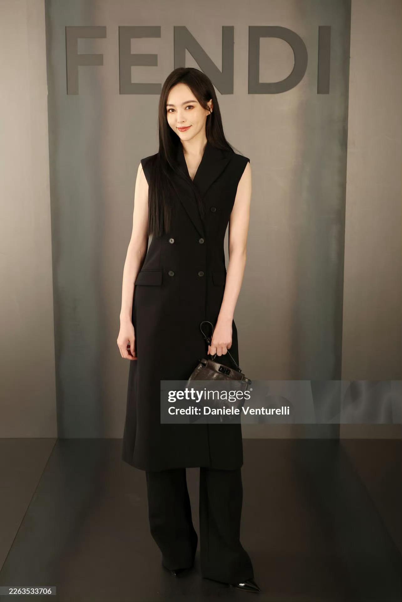 杨幂唐嫣米兰时装周g社看秀生图，来看看状态怎么样？杨幂唐嫣看秀生图