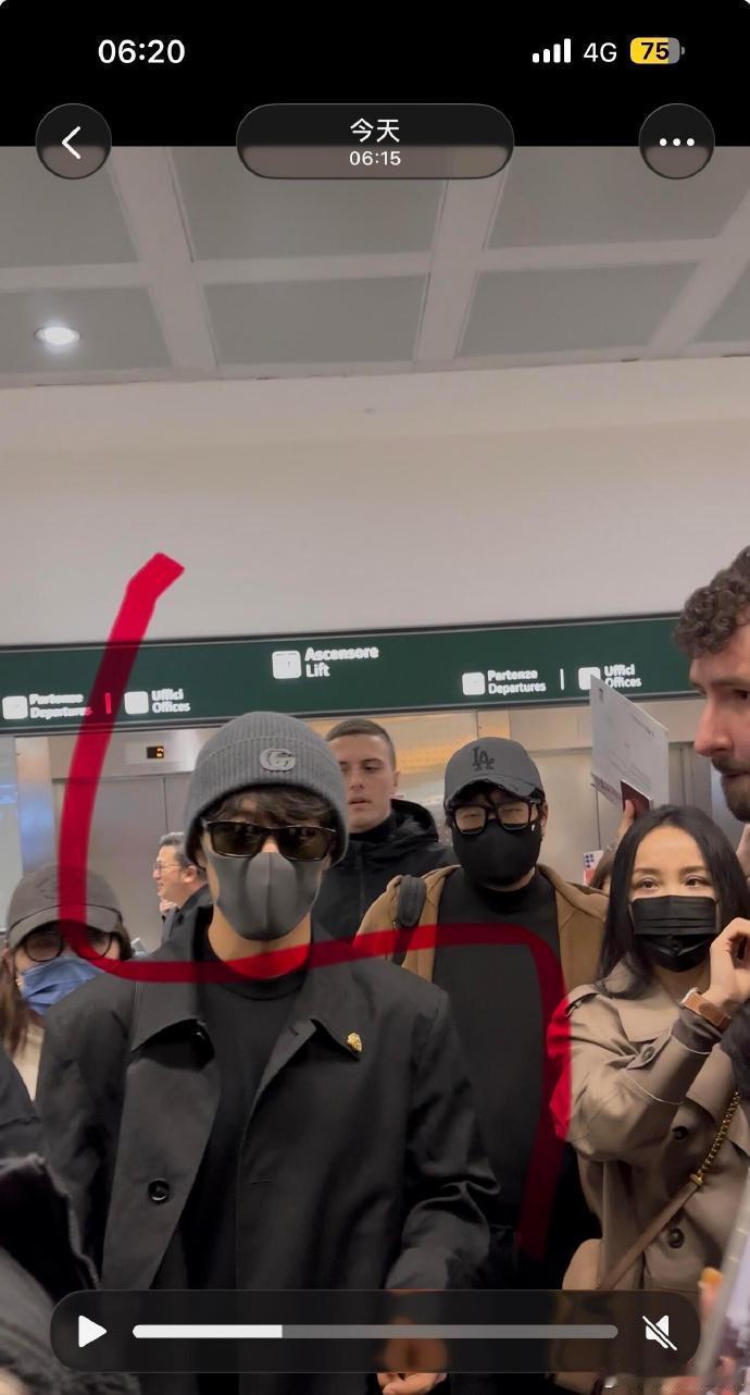 肖战已到米兰肖战米兰接机现场人气巨星肖战顺利抵达米兰，海外接机人气爆棚，粉丝的热