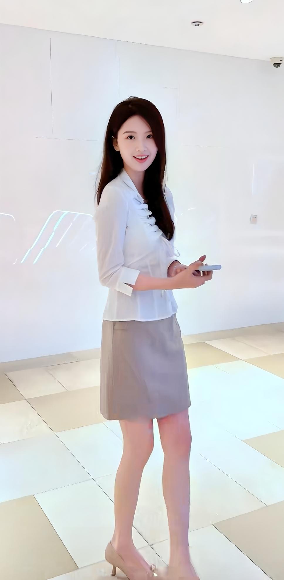 偶遇一个​甜妹纸，不仅身材苗条，而且皮肤白嫩光滑，看上去干净清爽，​典型的肤白貌