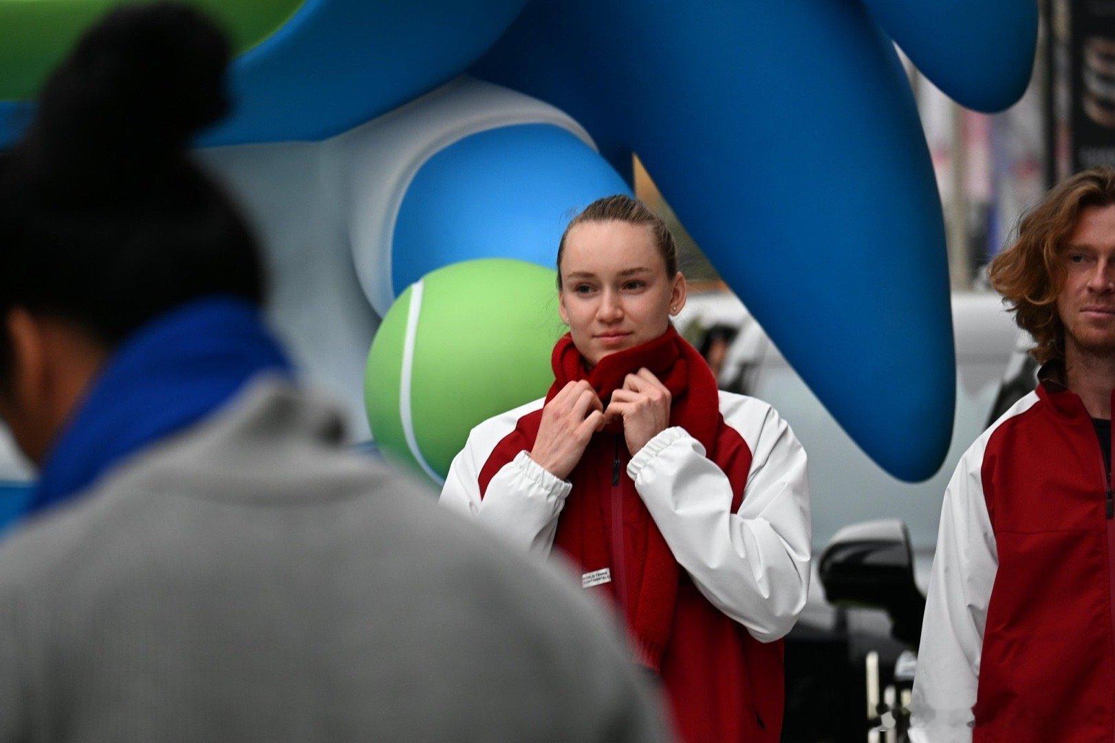 白的发光的莱巴金娜ElenaRybakina 配上红围巾简直太美了吧，今天，世界