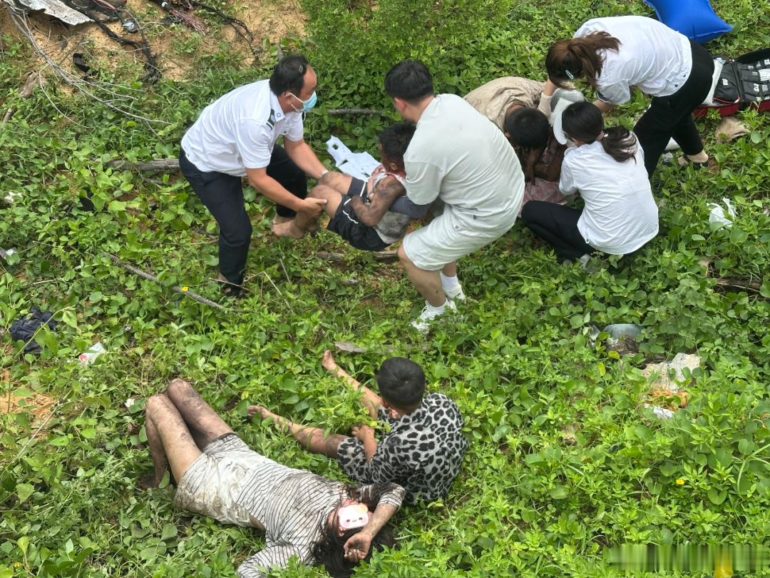 近日，海南一山间省道上突发一起车祸，车内五人被困。休假民警范楷阅立刻停车报警，新