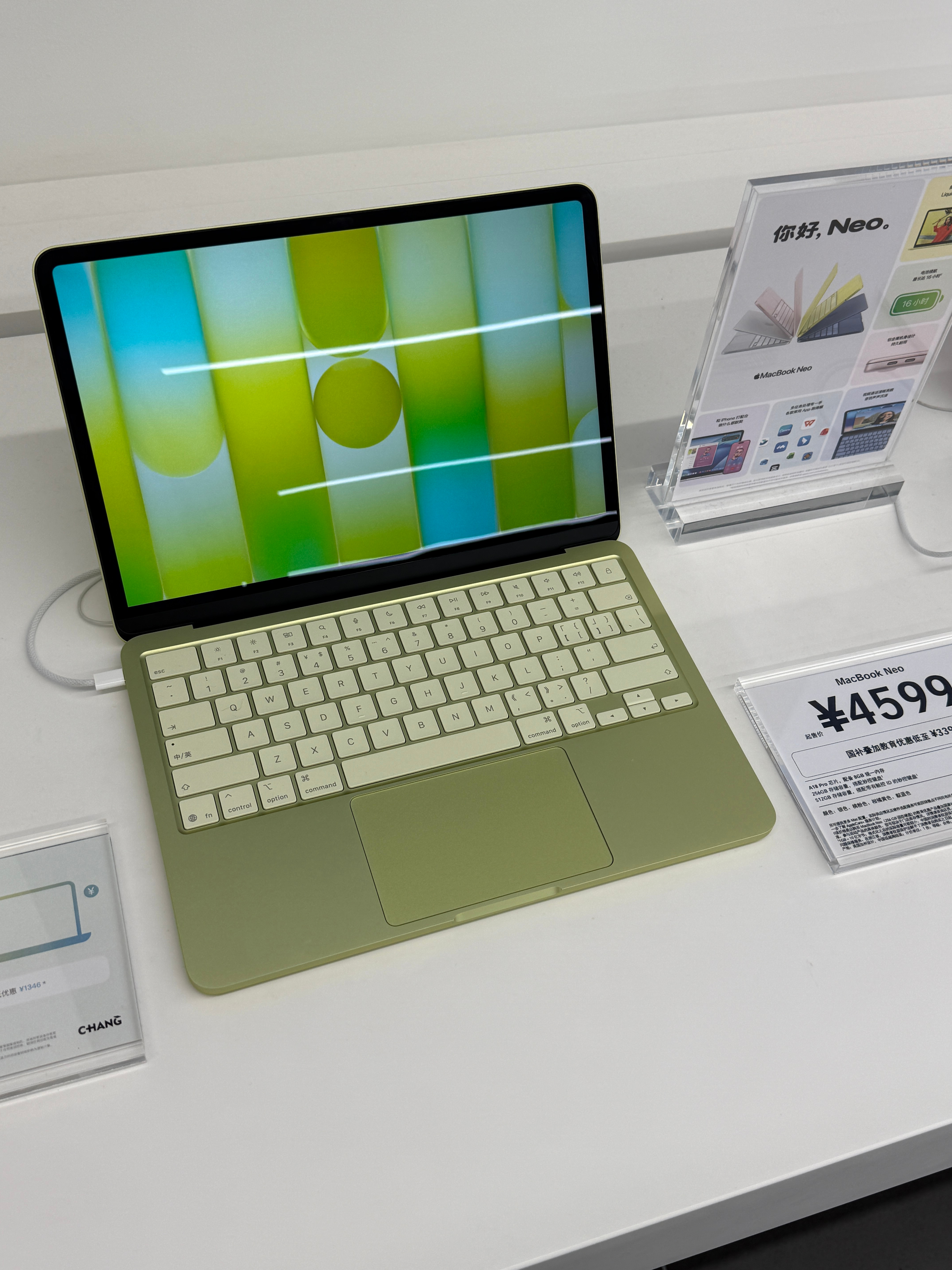 有点遗憾，MacBook Neo 的屏幕是没有 AR 抗反射的iPadmini6