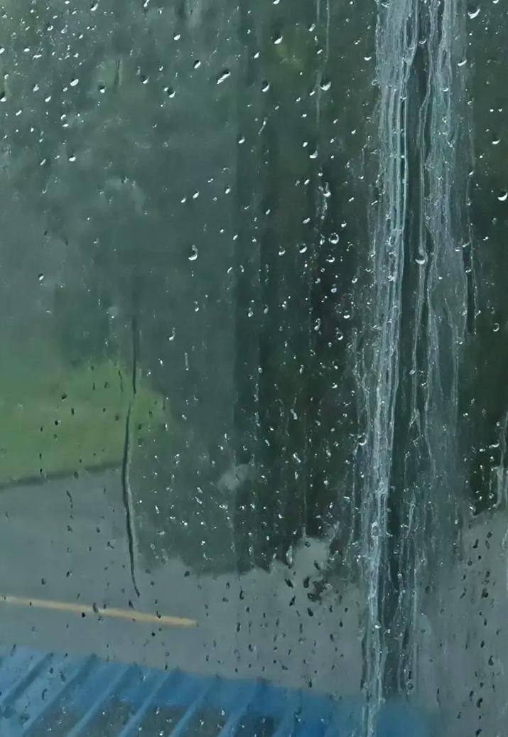 南京这大暑天的雷雨，真跟小孩脾气似的，说变就变。上午还阳光灿烂，下午江宁区就“泼