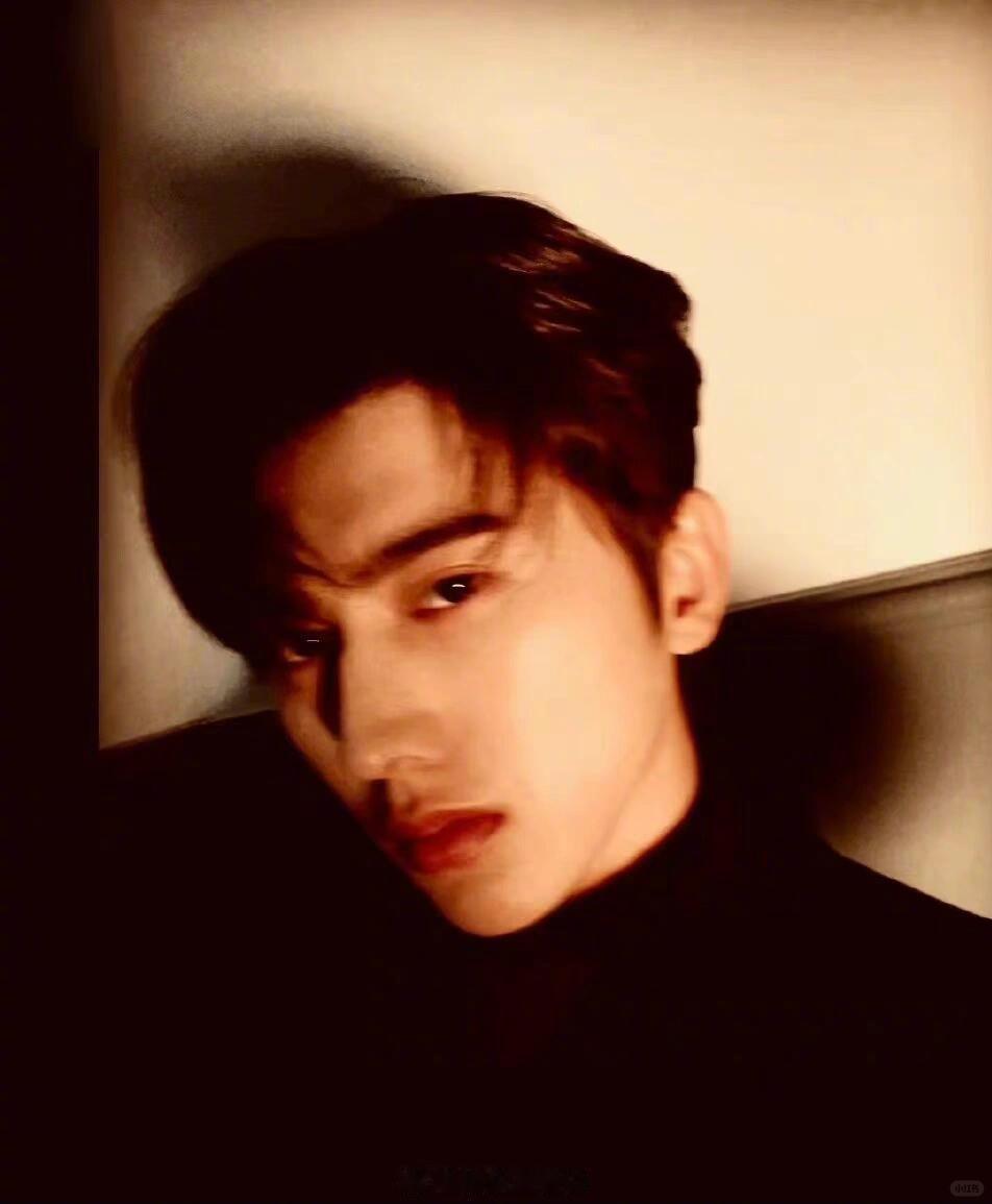 蔡徐坤上台前会独处10分钟保持冷静 台前是火力全开、掌控全场的舞台王者，幕后却是