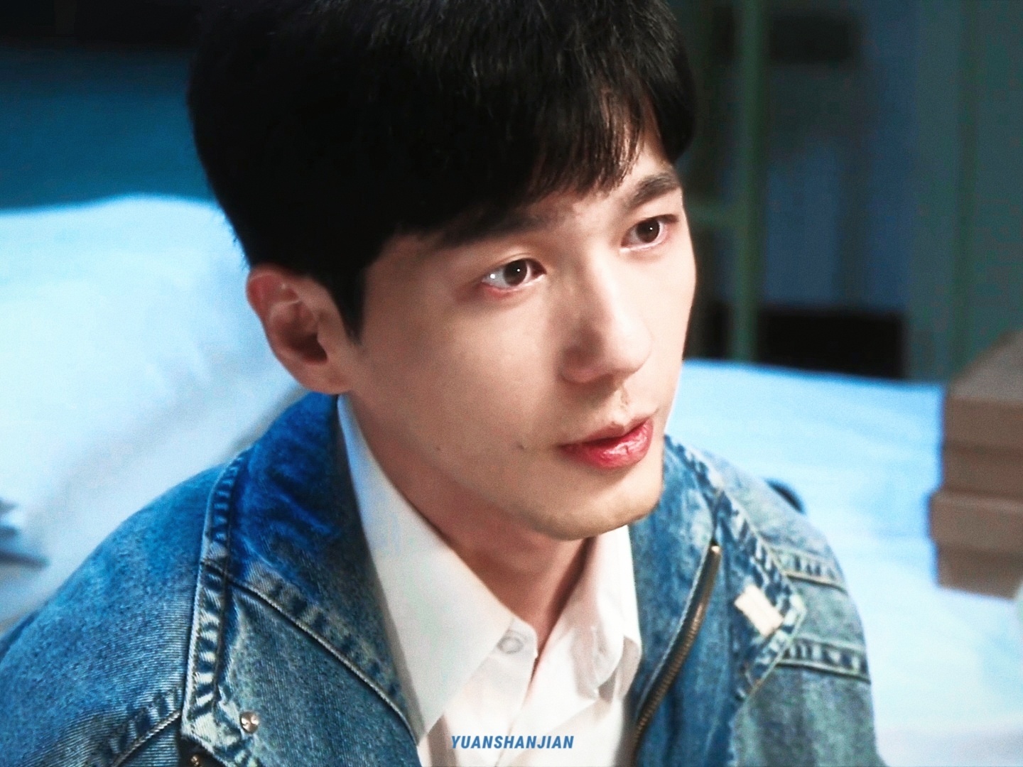 白宇袜子里掏钱丝滑得不像演的冬去春来看完这段直接被白宇的演技圈得死死的！袜子里掏