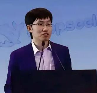 中美差距到底有多大？
 
梁文锋毫不避讳、一针见血地回答：“表面上中国 AI 与