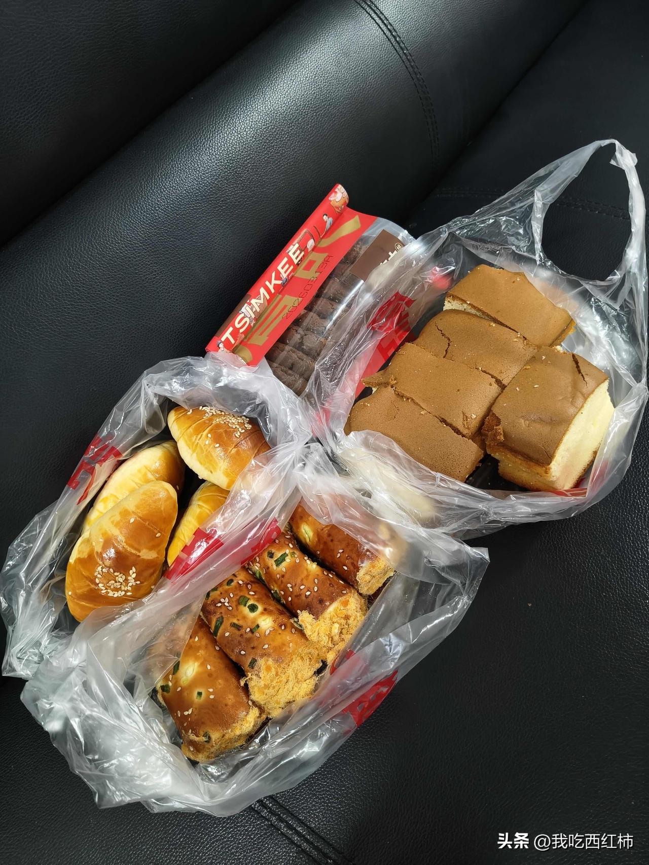 37岁，中年男人，早上买了36块的面包，巧克力桃酥，金牛角，蜂蜜蛋糕，松松卷好吃