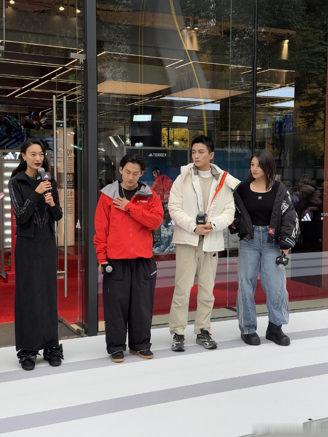陈晓活动生图状态 陈晓马思纯惊喜同框出席商业活动，马思纯真的很爱笑  