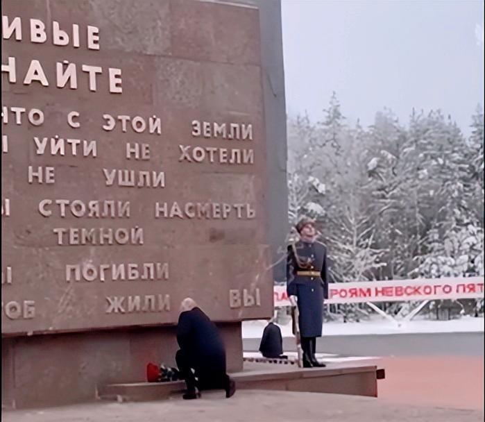 万万没想到！纪念碑前的普京单膝跪地。

在纪念列宁格勒解除封锁82周年的仪式上，