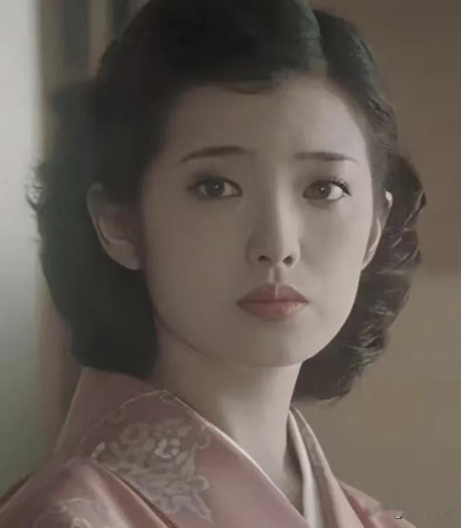 山口百惠在公众中的印象是少女感满满，眼神明亮，五官饱满，个子不高却身材匀称，穿现