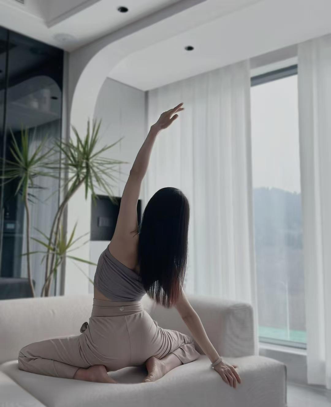 今日话题：
“你会喜欢
同一个人两次吗”
真的不瞒大家，
分手后我连个聊天的人都