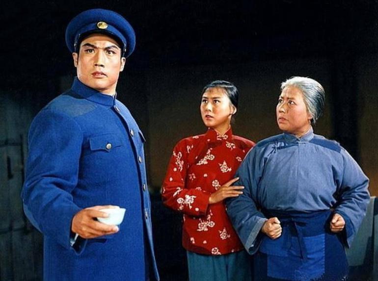 文艺工作者到底该为谁工作？其实，一个行业如果失去思想引领与价值锚点，靠市场自发调