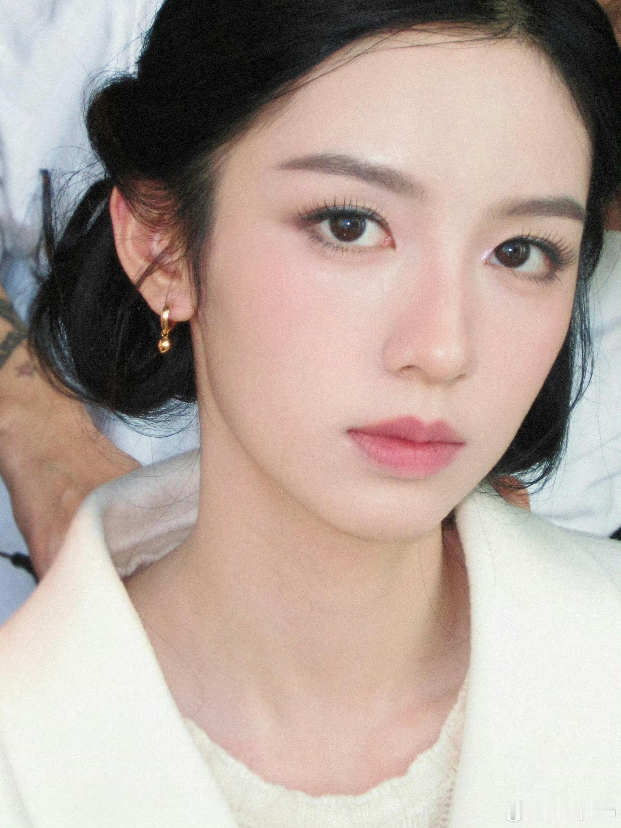 周也早期穿搭周也白衣红围巾造型周也白衣红围巾造型太权威了