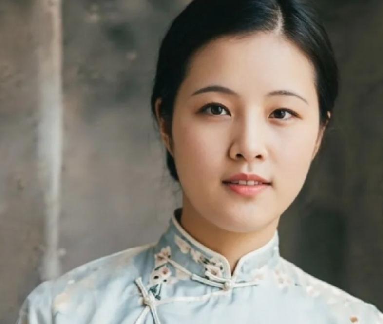 她17岁时嫁给了时年54岁的上将，

这位是爱国将领程潜的第四任妻子。16次怀孕