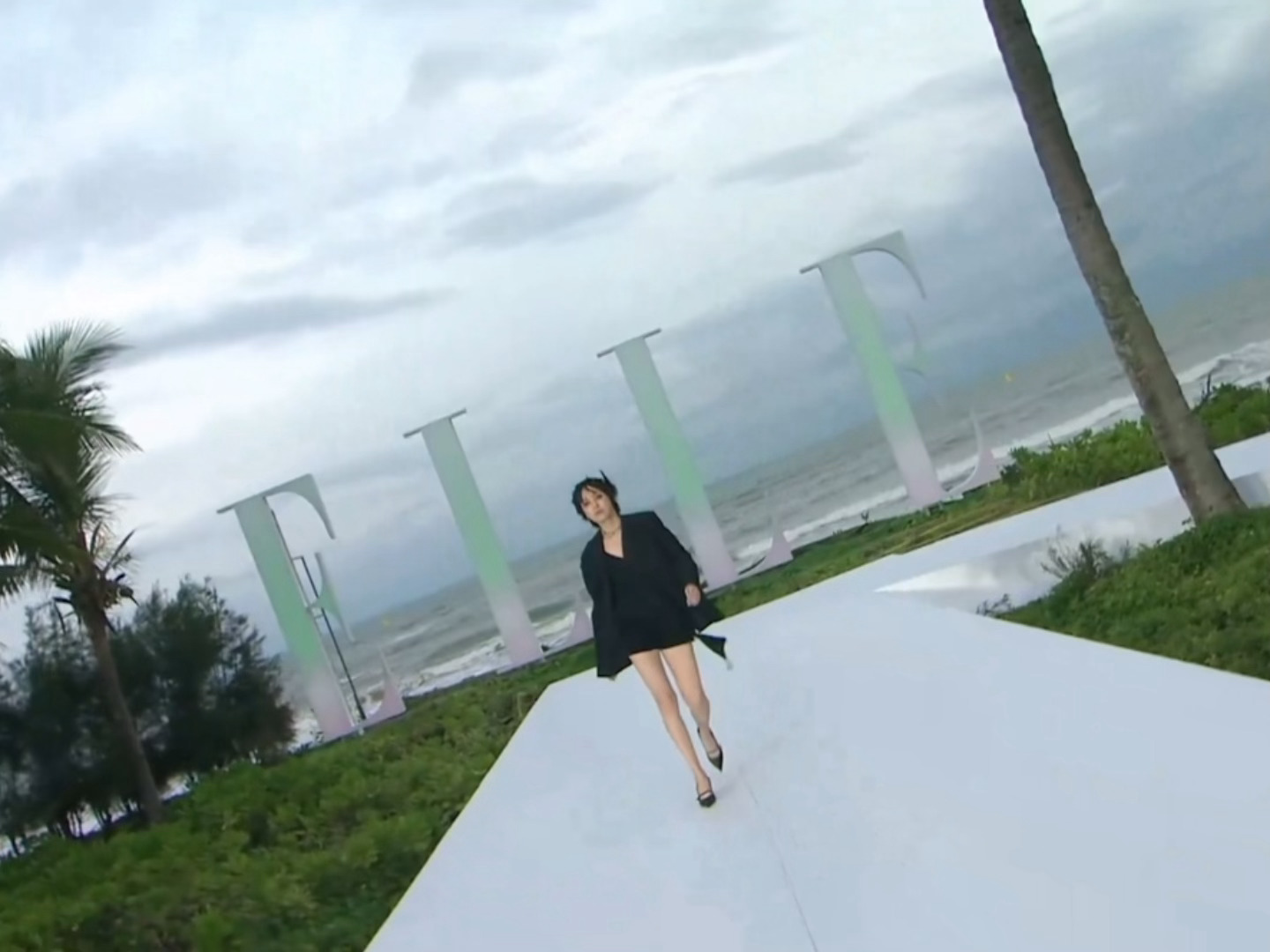 我靠小帕的腿！好长好直好漂亮[泪][泪][泪]风风火火大步流星走过来🫶小帕的腿