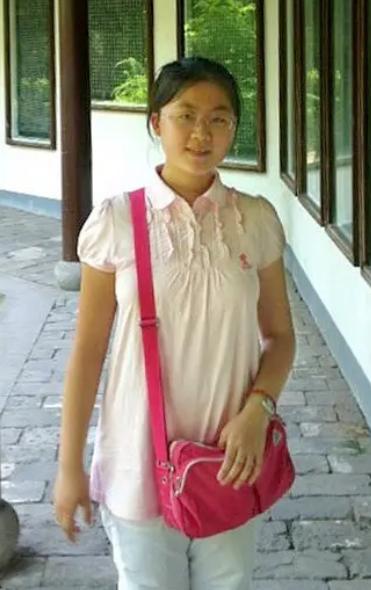 2013年，她勇夺辽宁省文科状元，随后被香港大学录取，并获得香港大学全额奖学金，