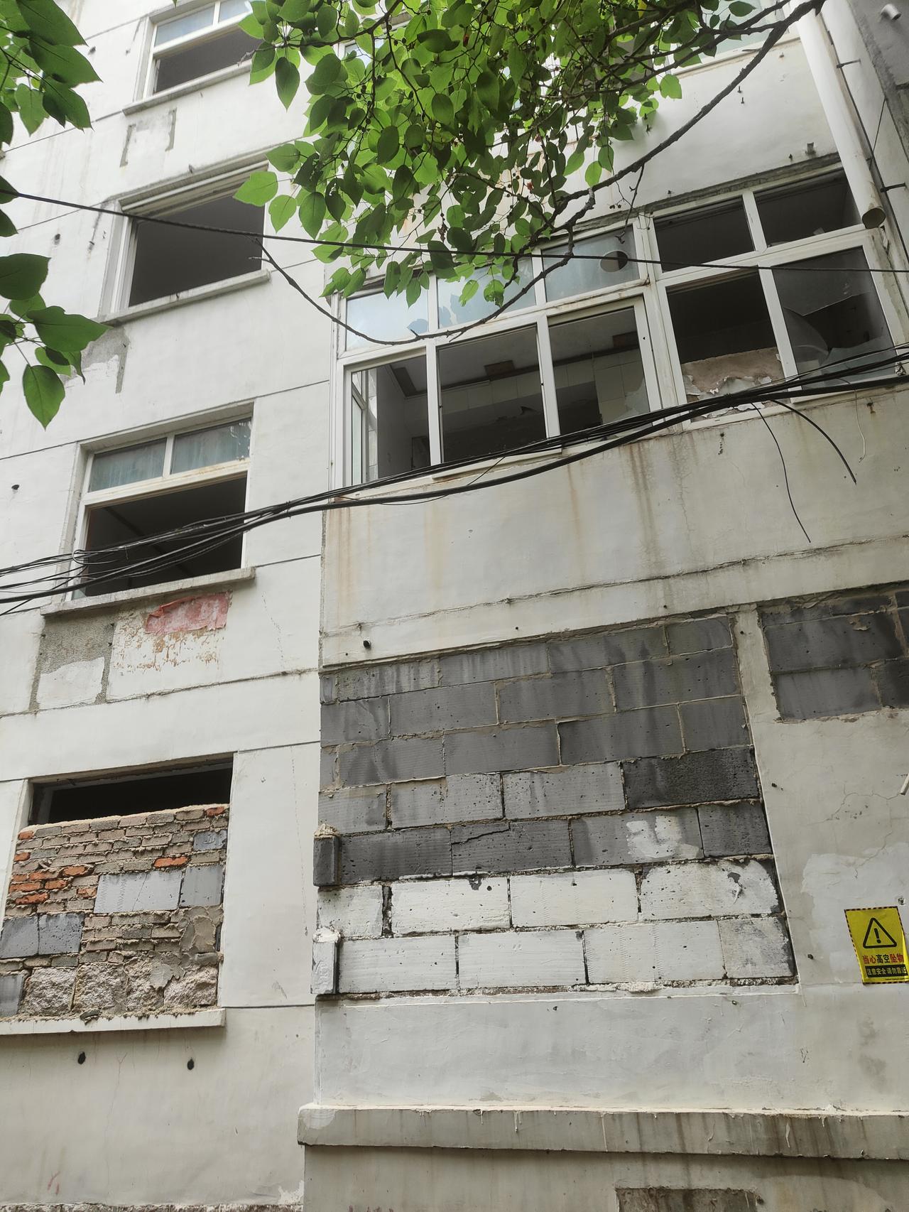 太湖路北片区是青岛八大湖小区是唯一没有进行旧改小区的，16年前拆迁有人觉得价格不